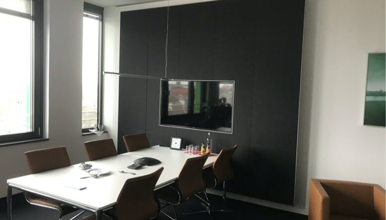 Akustikoptimierung im Besprechungs- & Meetingraum mit Wandabsorbern